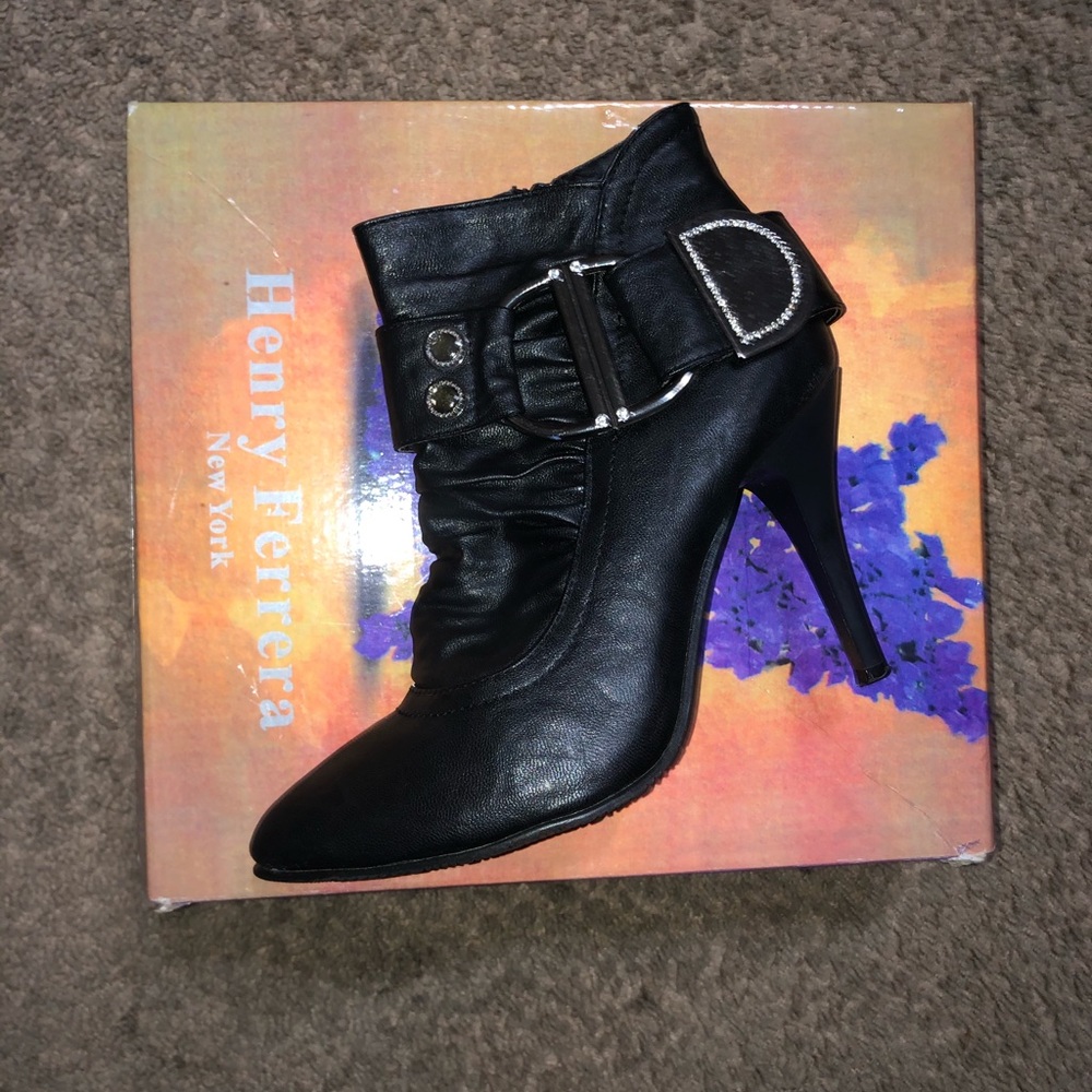Black heeled bootie